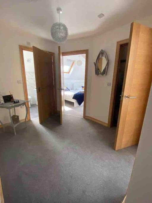 Large, Newly Renovated, Three Bedroom Town Centre Split Level Apartment With Free Parking, Sleeps Seven - Walking Distance To Beach Bournemouth Exterior foto
